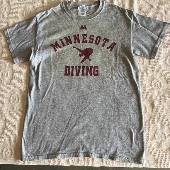 Minnesota Gophers Diving Tshirt - Picture 2 of 5
